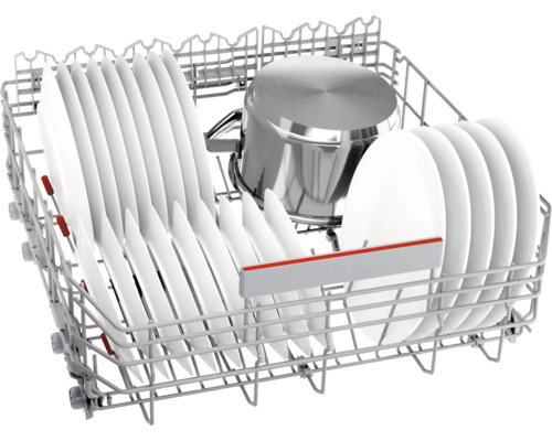 Lave-vaisselle avec vaisselle et casserole dans le panier à vaisselle
