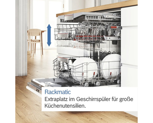 Geöffneter Geschirrspüler mit verstellbarem Oberkorb zur flexiblen Raumnutzung