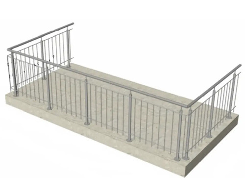 Garde-corps de balcon métallique sur une plateforme en béton