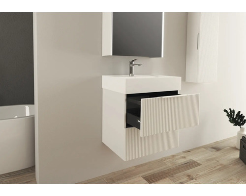 Salle de bains avec meuble sous-lavabo, armoire de toilette et armoire suspendue