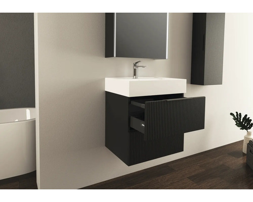 Salle de bain moderne avec meuble sous-lavabo, miroir et armoire haute