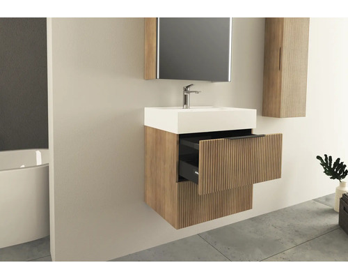 Salle de bains avec meuble-lavabo, miroir et tiroir ouvert