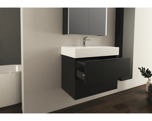 Salle de bains avec meuble sous-lavabo, lavabo, armoire de toilette et armoire haute