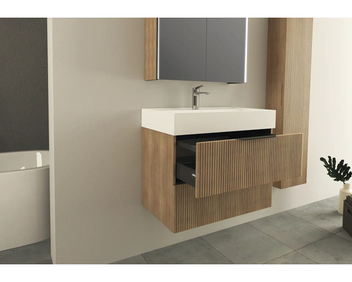 Salle de bains moderne avec lavabo, miroir et élément de tiroir ouvert