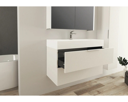 Salle de bains avec meuble-lavabo, armoire de toilette, lavabo et tiroir ouvert
