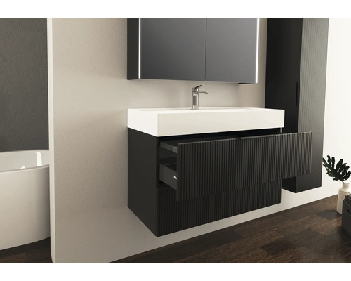 Salle de bain moderne avec meuble sous-lavabo, miroir et armoire haute