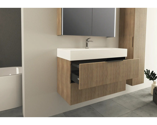 Salle de bains moderne avec meuble sous-lavabo, armoire de toilette et armoire haute aspect bois