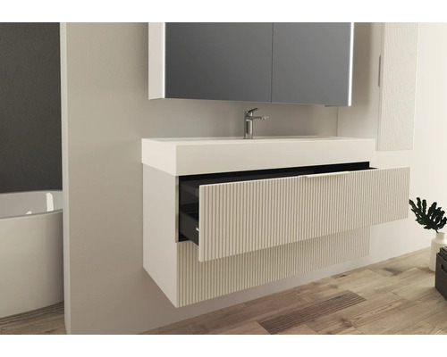 Scène de salle de bains avec lavabo, meuble sous-lavabo avec tiroir ouvert, armoire de toilette et robinet