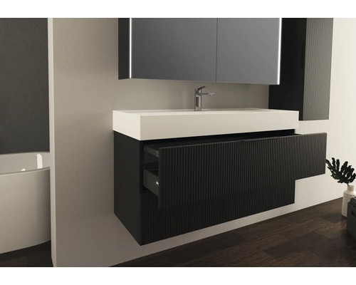 Salle de bain moderne avec meuble-lavabo, miroir et tiroirs de rangement.