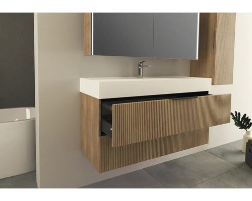 Salle de bains avec meuble sous-vasque, lavabo, miroir et tiroir ouvert