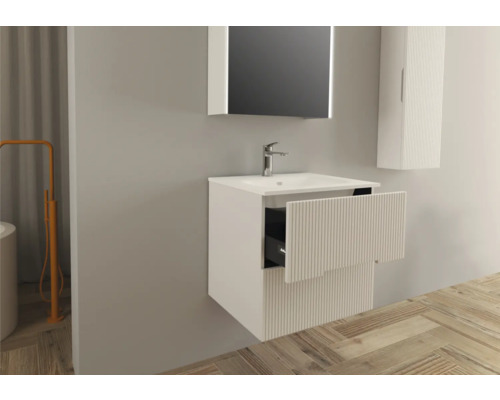 Salle de bain avec meuble sous-lavabo, miroir et armoire suspendue