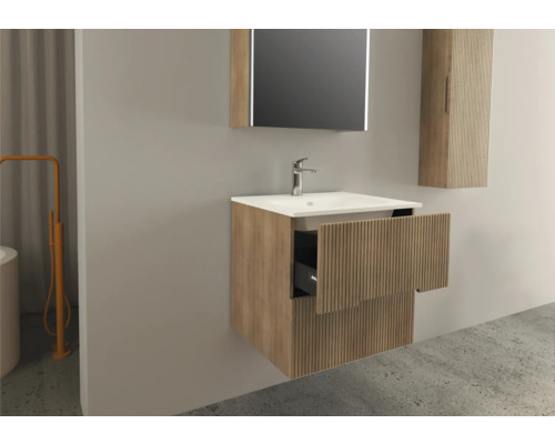 Salle de bain avec meuble sous-lavabo, miroir et armoire