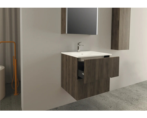 Salle de bain avec lavabo, miroir et meuble bas ouvert
