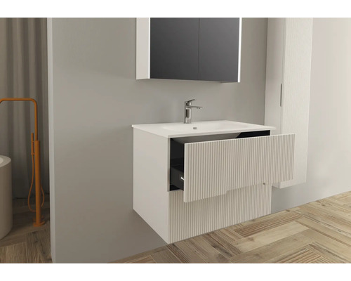 Badezimmer mit Waschbeckenunterschrank, Waschbecken, Spiegelschrank und Hochschrank