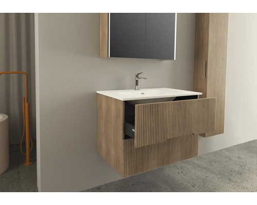 Salle de bains avec lavabo, miroir et armoire haute