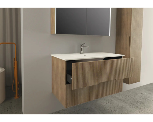 Salle de bains avec meuble-lavabo, miroir et armoire haute au design en bois