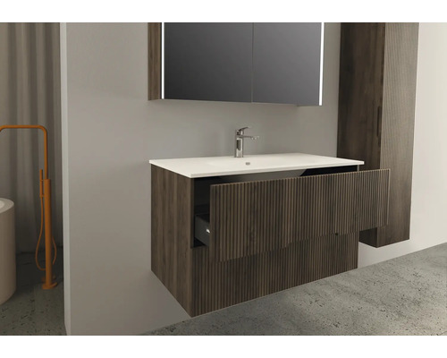 Combinaison de lavabo avec lavabo, armoire de toilette et armoire haute dans la salle de bains