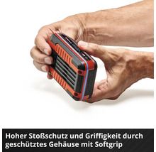 Einhell Akku im Softgrip Gehäuse in Händen gehalten