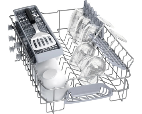 Panier de lave-vaisselle avec de la vaisselle comme des verres, des bols et une spatule