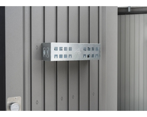 Boîte de rangement en métal sur un mur