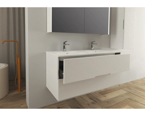 Modernes Badezimmer mit Waschbeckenunterschrank, Waschtisch, Spiegel und Armaturen