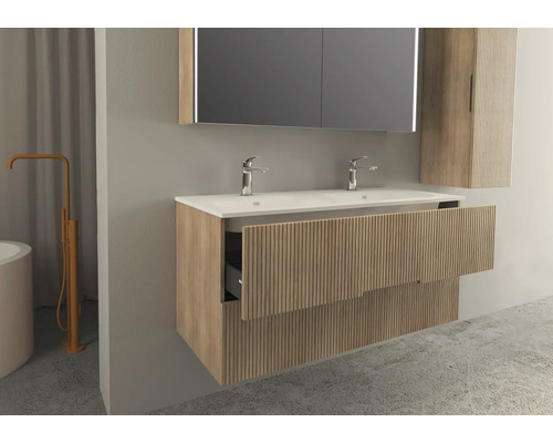 Salle de bains avec lavabo double, armoire de toilette et élément de tiroir ouvert