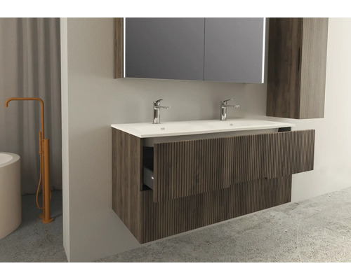 Salle de bains moderne avec meuble sous-lavabo, lavabo à poser, armoire de toilette et armoire haute