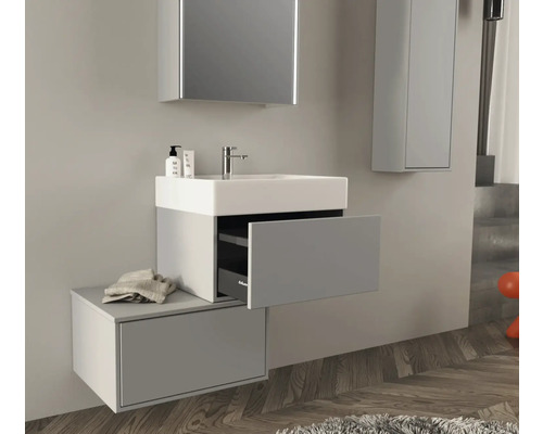 Modernes Badezimmer mit Waschbeckenunterschrank, Spiegelschrank und Hochschrank