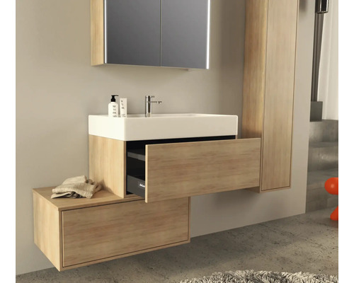 Salle de bain moderne avec lavabo, meuble sous-lavabo, armoire de toilette et armoire haute pour une ambiance élégante