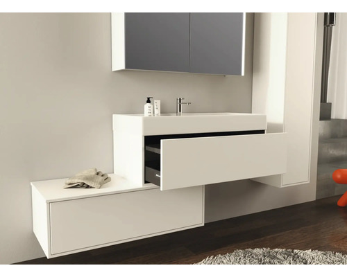 Salle de bains moderne avec lavabo, meuble sous-vasque et miroir