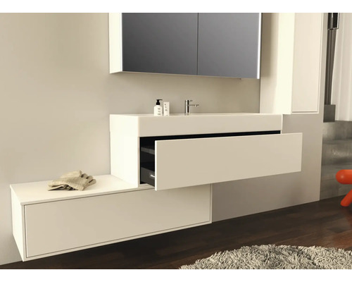 Salle de bains moderne avec lavabo, miroir et meubles de rangement pour une ambiance élégante