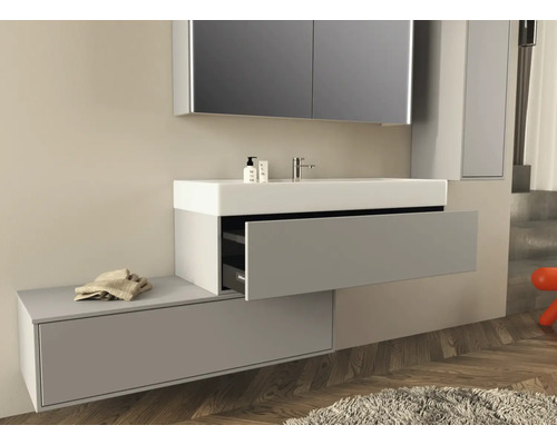 Modernes Badezimmer mit Waschtisch, Unterschrank und Spiegel