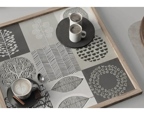 Tablett mit verschiedenen Mustern und Kaffeetassen