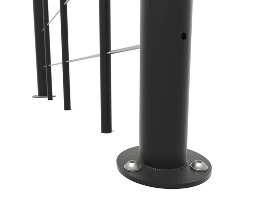 Detailansicht eines Geländers mit Pfosten und Edelstahlseilen