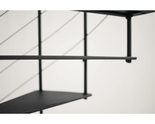 Vue détaillée d''une étagère murale avec cadre en métal et tablettes