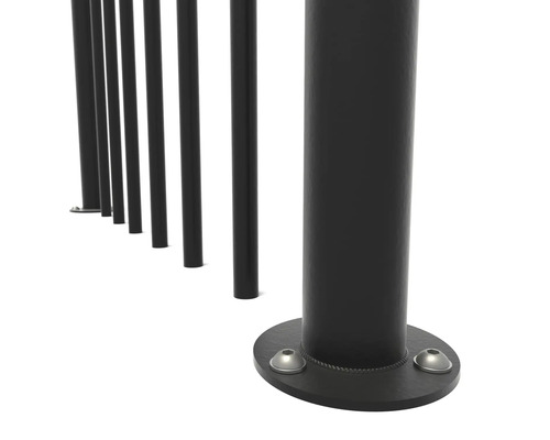 Detailaufnahme eines schwarzen Zauns mit runden Metallpfosten