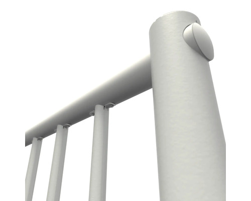 Detailansicht eines Geländers mit Pfosten und Streben.