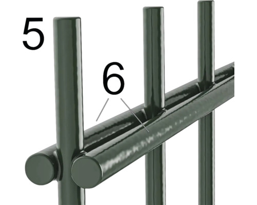 Vue détaillée d''une clôture métallique avec des barreaux verticaux et des traverses horizontales.