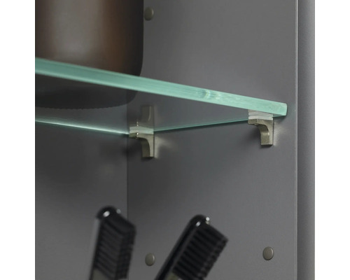 Gros plan d''une étagère en verre avec supports dans une armoire de salle de bains