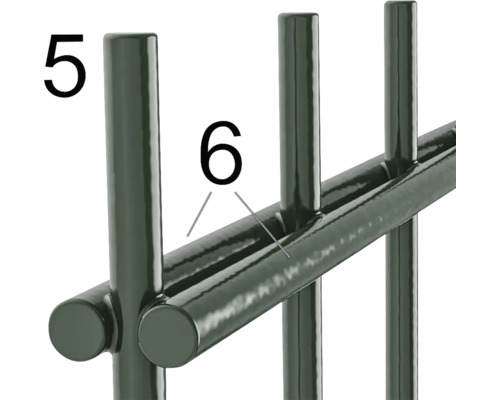 Vue détaillée d''une clôture métallique mettant l''accent sur les points de connexion