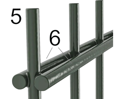 Vue détaillée d''une balustrade métallique avec des barreaux verticaux et des traverses horizontales