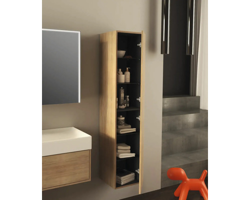 Aménagement de salle de bains avec lavabo, armoire de toilette à miroir et armoire suspendue en bois ouverte remplie d''articles de toilette et de serviettes