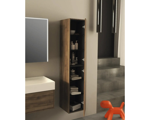 Salle de bains avec meuble sous-lavabo, armoire de toilette à miroir et armoire haute ouverte pour ranger les accessoires de salle de bains