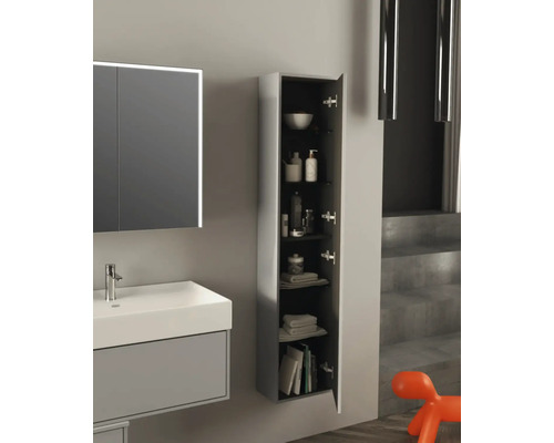 Badezimmer mit Waschbecken, Spiegelschrank und offenem Hochschrank zur Aufbewahrung von Badartikeln