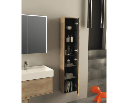 Salle de bains moderne avec meuble sous-vasque, armoire de toilette et armoire suspendue ouverte pour ranger les accessoires de salle de bains