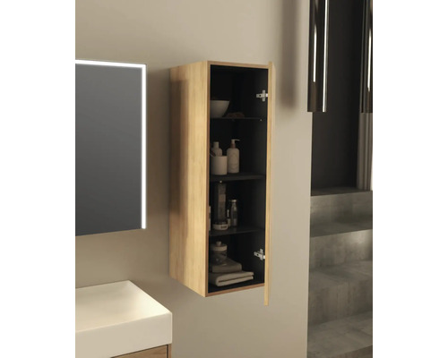 Badezimmer mit Hängeschrank aus Holz mit geöffneter Tür und verschiedenen Badutensilien