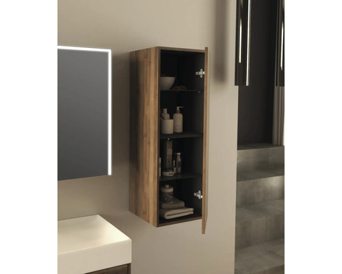 Badezimmer Szene mit offenem Hängeunterschrank mit Regalen