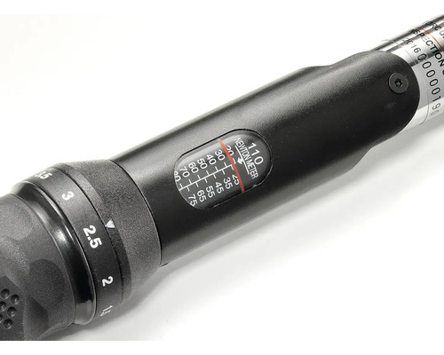 Detailansicht eines Drehmomentschlüssels mit Newtonmeter-Anzeige.