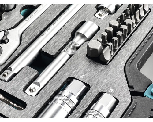 Detailaufnahme eines Werkzeugkoffers mit verschiedenen Schraubenschlüsseln und Bits
