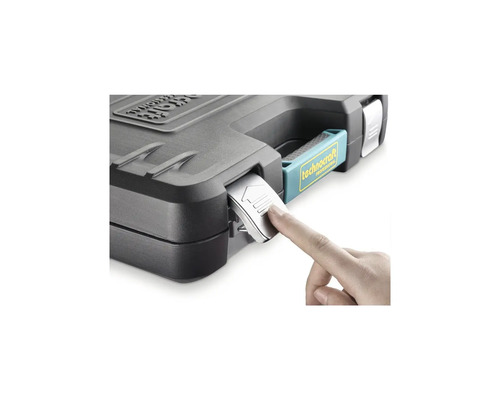 Detailansicht eines Werkzeugkoffers mit Verriegelungsmechanismus, der durch einen Finger betätigt wird.